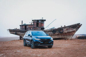 Czym się różni samochód hybrydowy od elektrycznego – Porównanie i przykłady