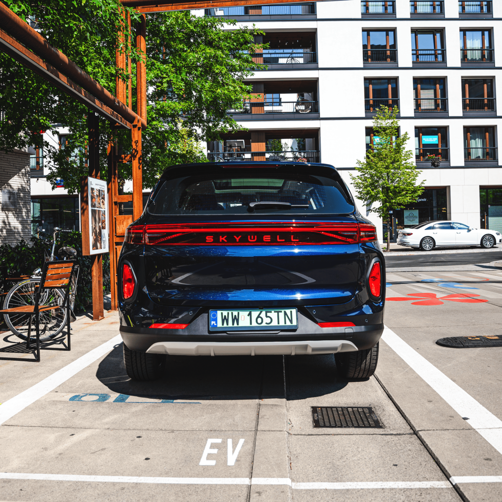 Skyworth K, Skywell ET5 back New