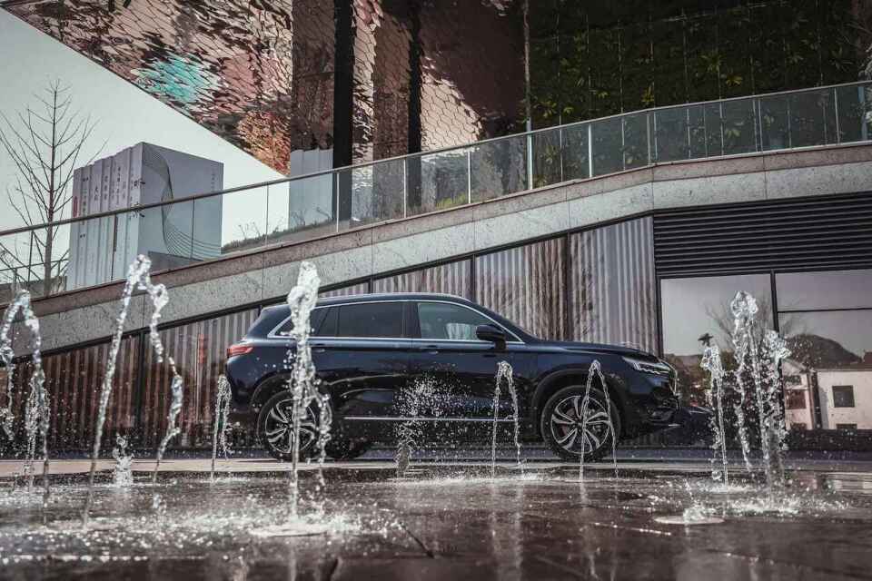 Samochód elektryczny a woda – co może się stać w przypadku zalania?